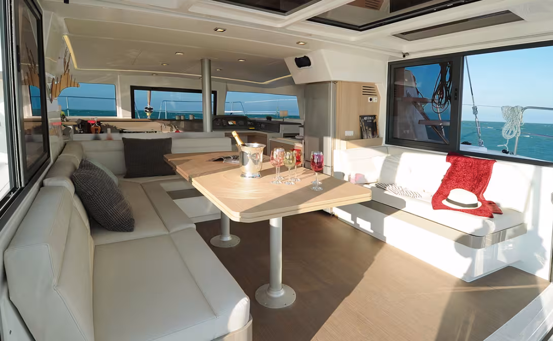 The Maxi Lounge concept: Abundant light, complementary spaces adapted to all seasons and climates (note the aft bulkhead stowed away in the open position, in the ceiling) 