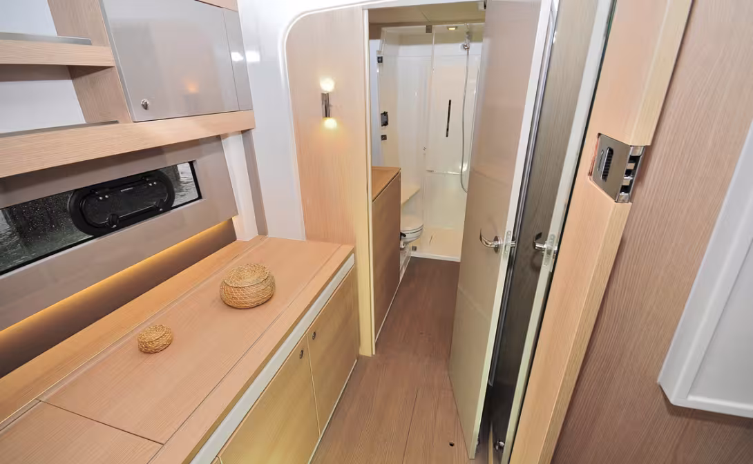 The forward area of the owner’s hull: the weather is bad outside but the atmosphere is cosy inside! 