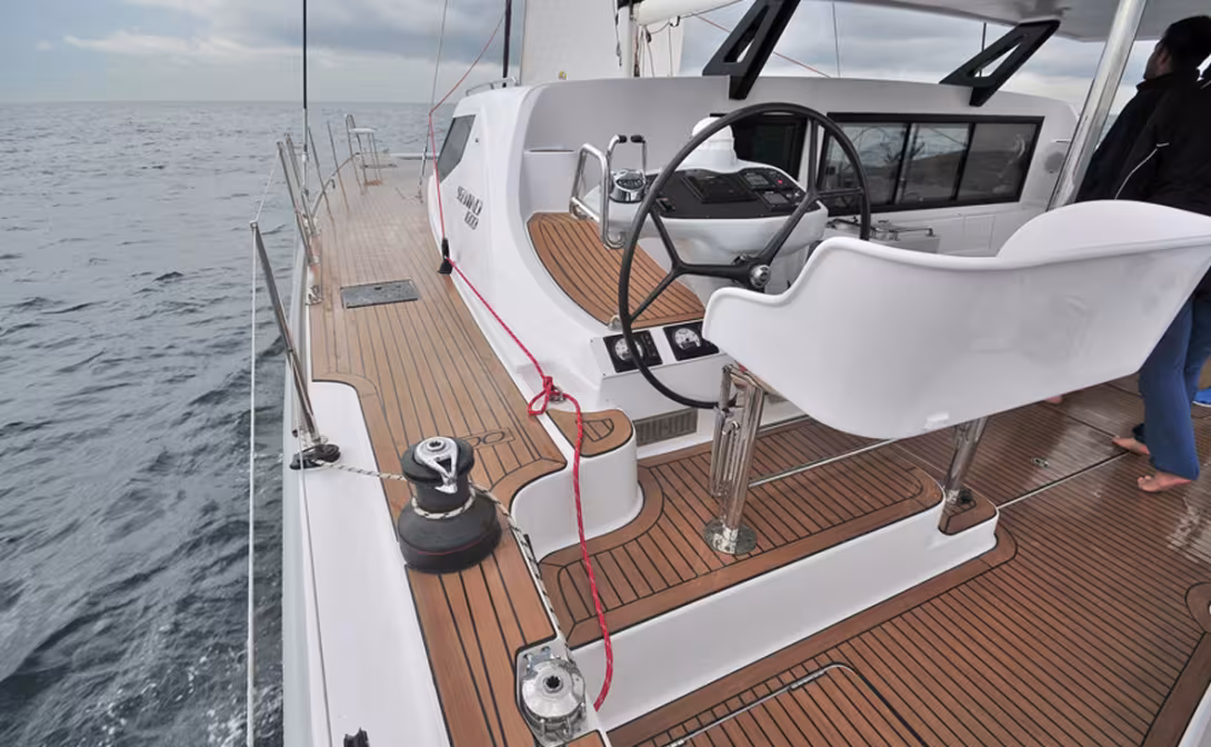 The helm stations have pride of place in the deck plan! Bravo for the elegant console, the double wraparound seat and the ergonomics of helming