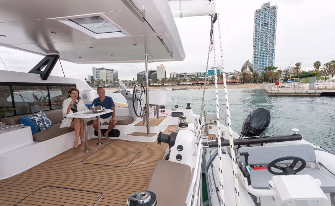 Helm stations set further forward for better protection and an outdoor dinette in direct communication with the galley via the sliding panels: the Seawind gives priority to a layout which bucks current trends, and is more geared towards long-term owner us