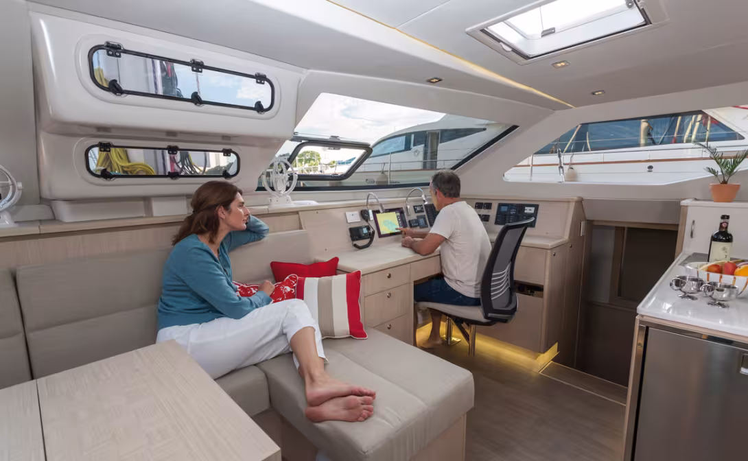 Generous ventilation, abundant light, differentiated living spaces, intimacy and conviviality, clever interior-exterior connections: a catamaran ready for all climates 