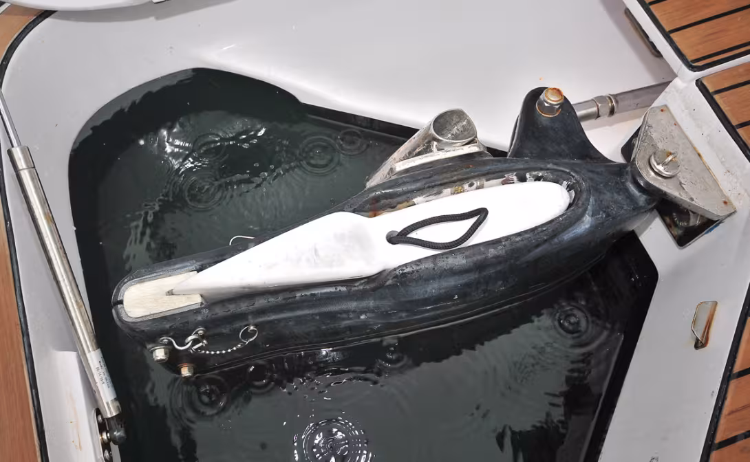 An unusual (alas!) rudder installation for a cruising catamaran: the appendage slides in a carbon sleeve linked to a rigid rod transmission for the steering system. The rudder blade is raised using the fiber handle and the S1600 becomes a proper daggerboa