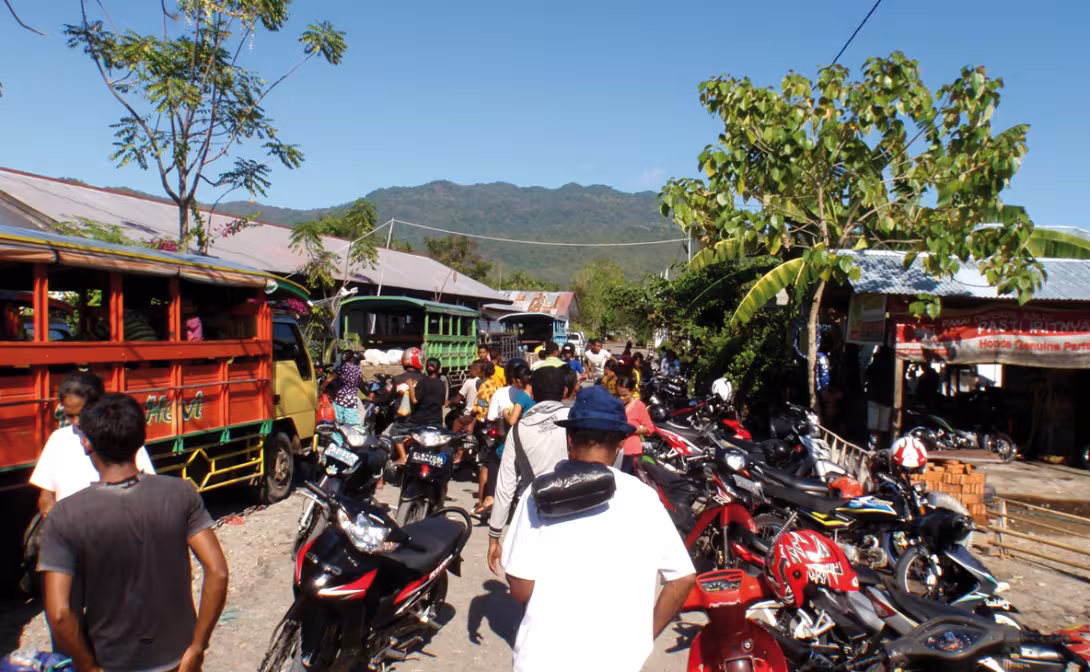 Mopeds and bemos, the two means of transport most used in Indonesia.