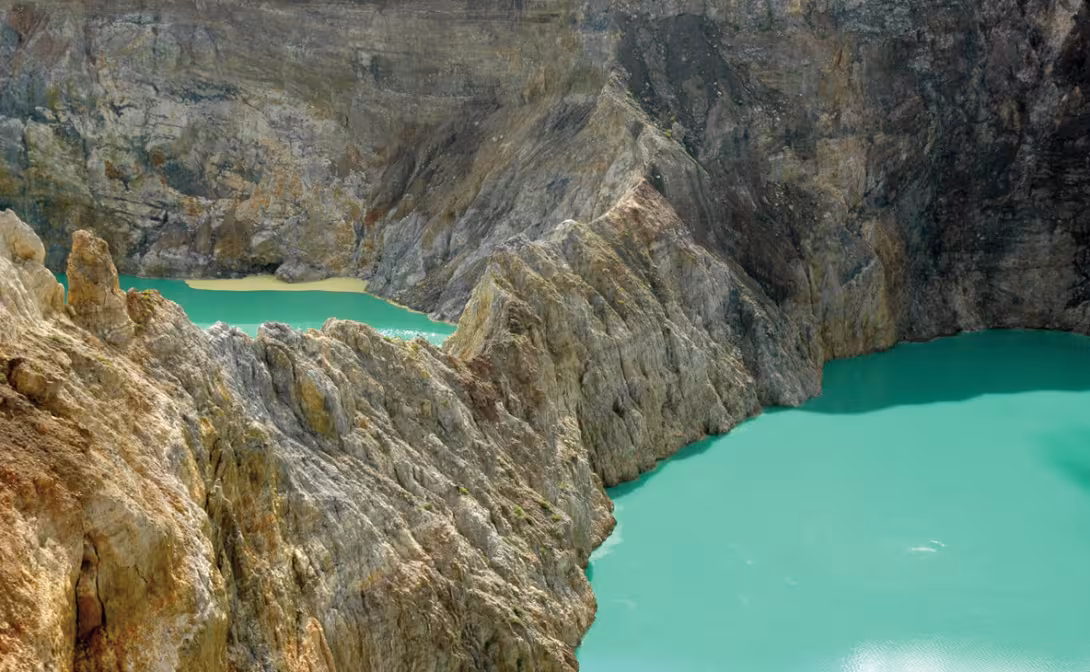 The incredible color of the acidic waters of the Kelimutu volcano, in the heart of Flores…
