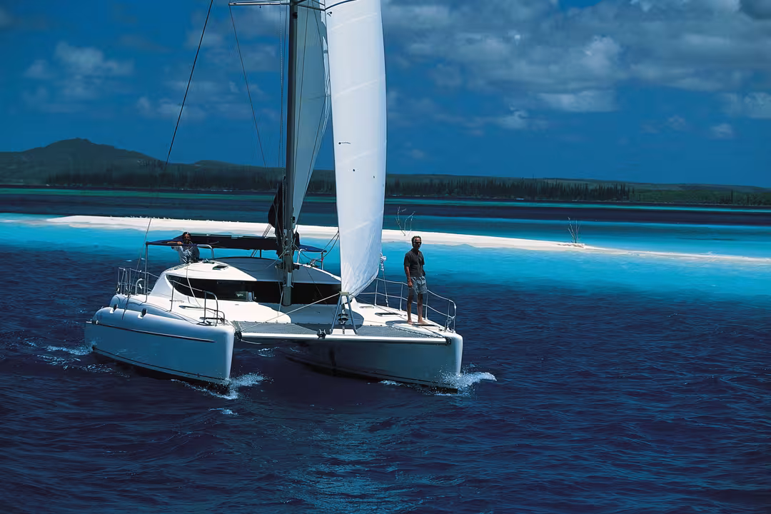 Rather well-canvassed and above all quite light, this catamaran is reputed to sail well.