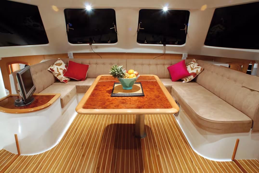 The nacelle is occupied by the saloon alone; as a result, there is no lack of space at aperitif time!