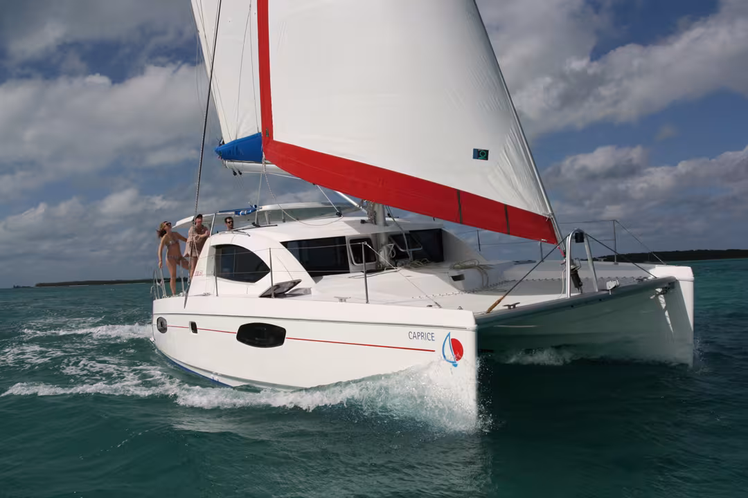 An unusual silhouette, especially head on… But the marked longitudinal steps in the hulls keep the waterline beam moderate, and offer good performance.