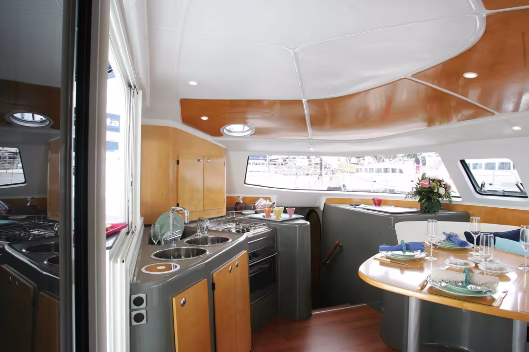 The triangular saloon table and the offset companionways guarantee easy movement around the bridgedeck.