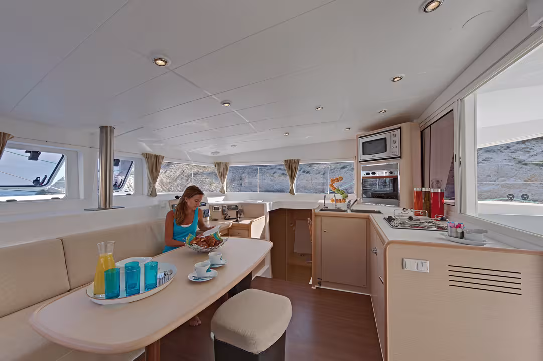The owner’s version which offers the happy skipper a full hull, with a large bathroom and desk, is our preference. The companionway can even be closed, to cut oneself off from the bridgedeck.
