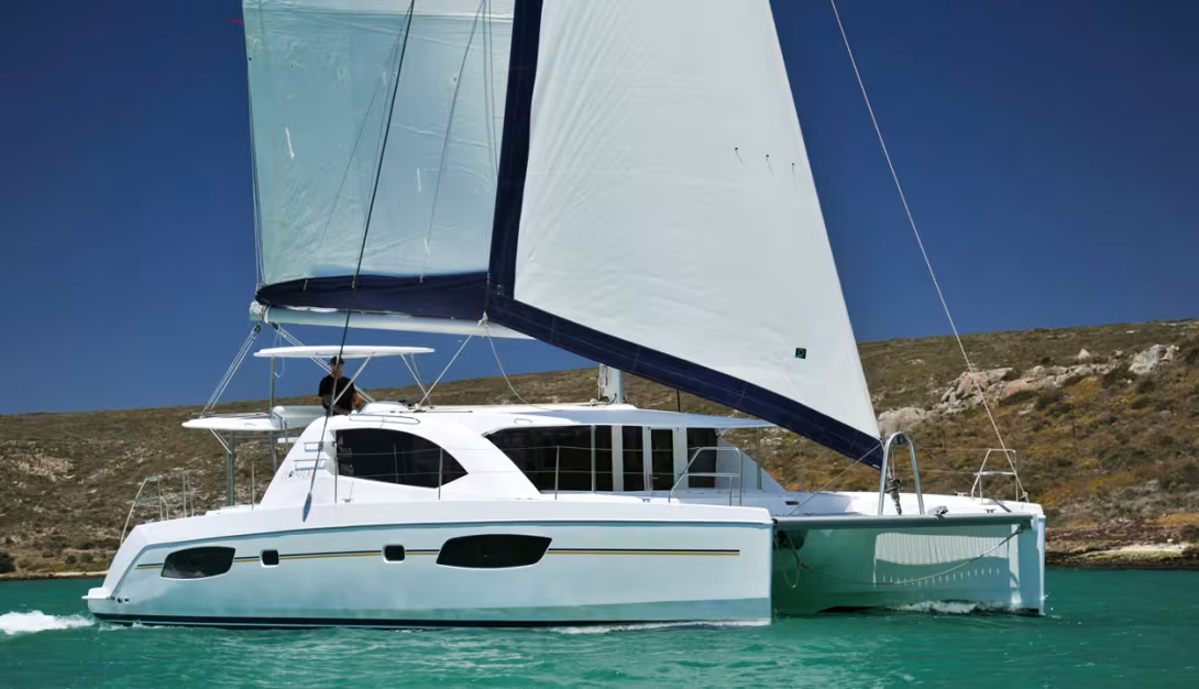 Thanks to its double 'steps', the Leopard 44 succeeds in keeping the hulls quite slim at the waterline.