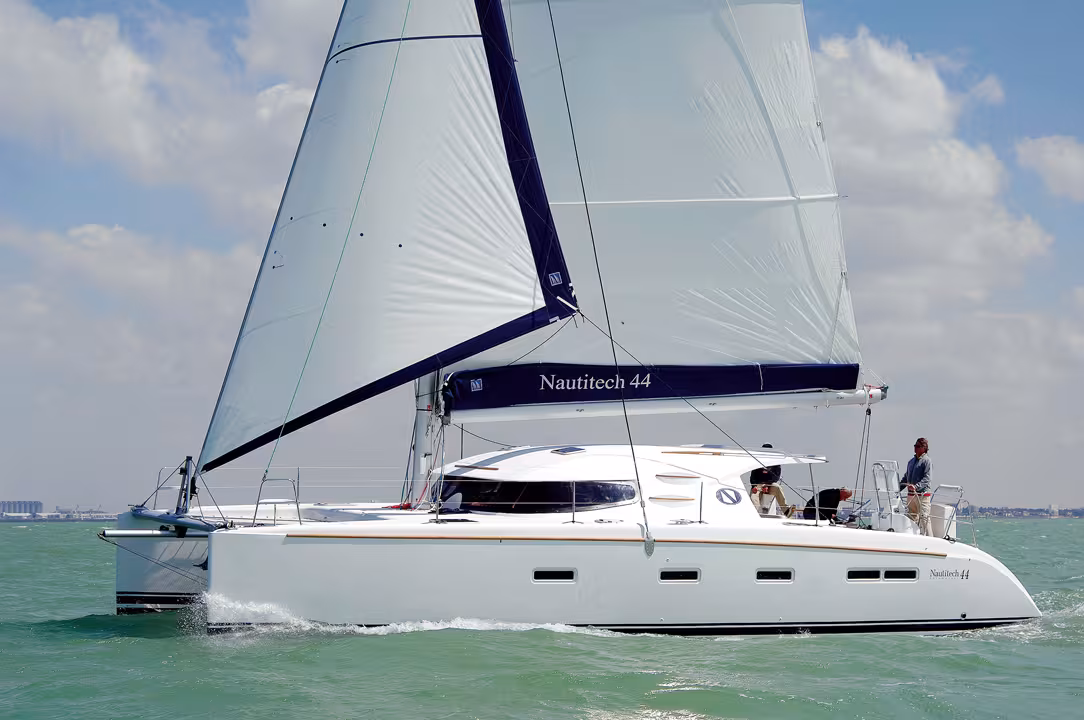 The sail plan, with its mast positioned well forward, clearly favors the mainsail.