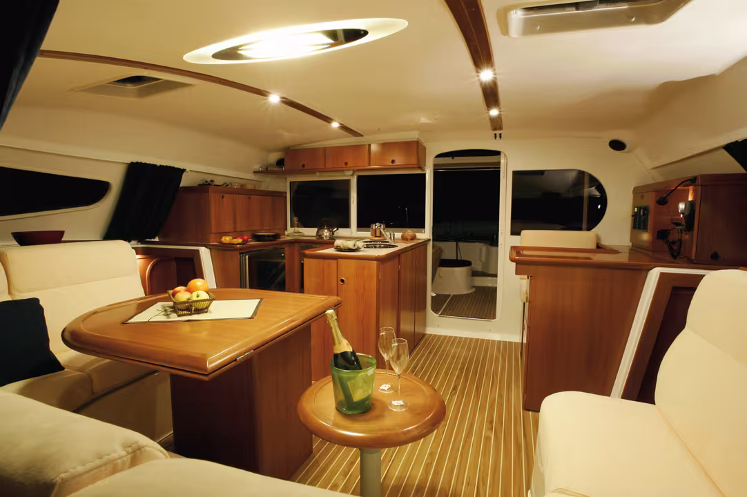 The U-shaped galley inherited from monohulls is appealing in use: you are perfectly secure when the sea is rough.