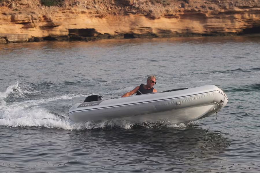 A 6 HP outboard is enough to get up on the plane - provided you’re on your own.