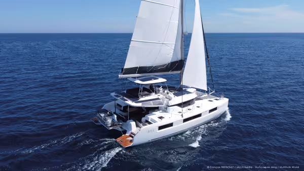 This image highlights the three outstanding innovations on the Lagoon 51: the mast set forward with an overlapping genoa; the modified transoms; and the solar panels.