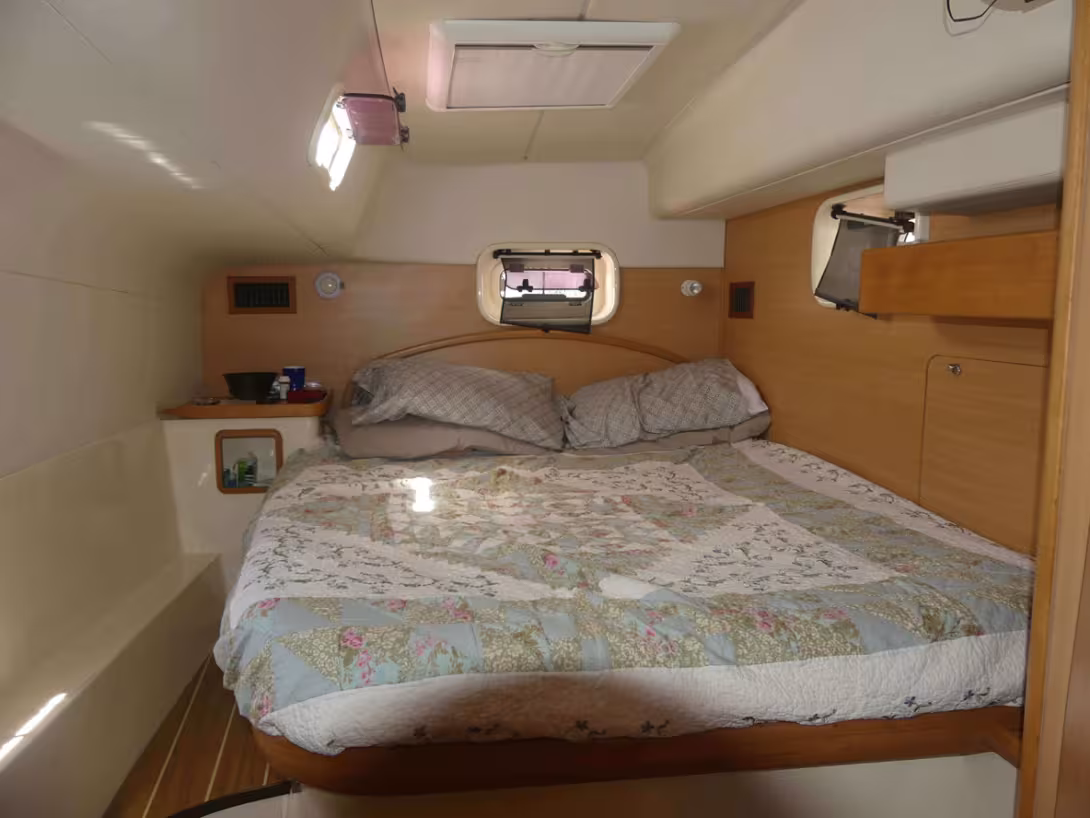 3/ ...with the exception of the owner’s berth in the three-cabin version.
