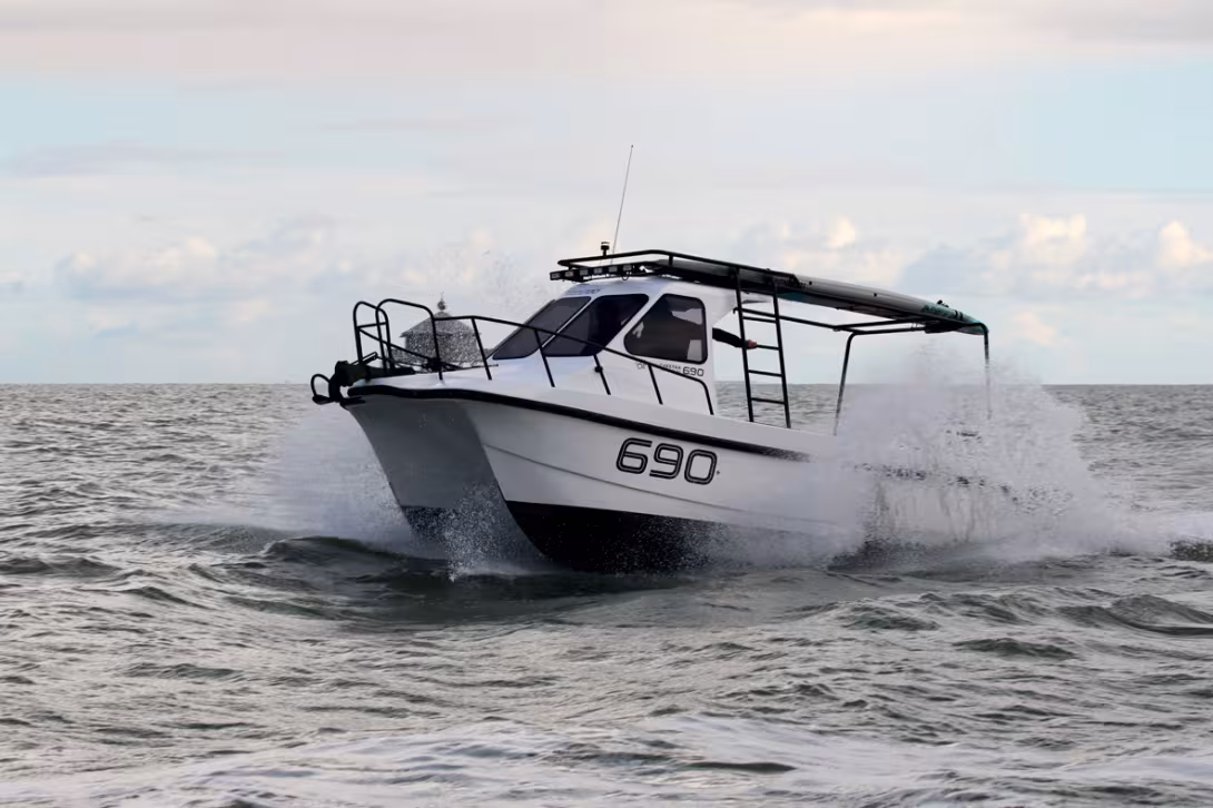 The Cheetah Adventure displays unmistakable nautical qualities: the black metal pulpit and frame give this compact powercat a rugged look.