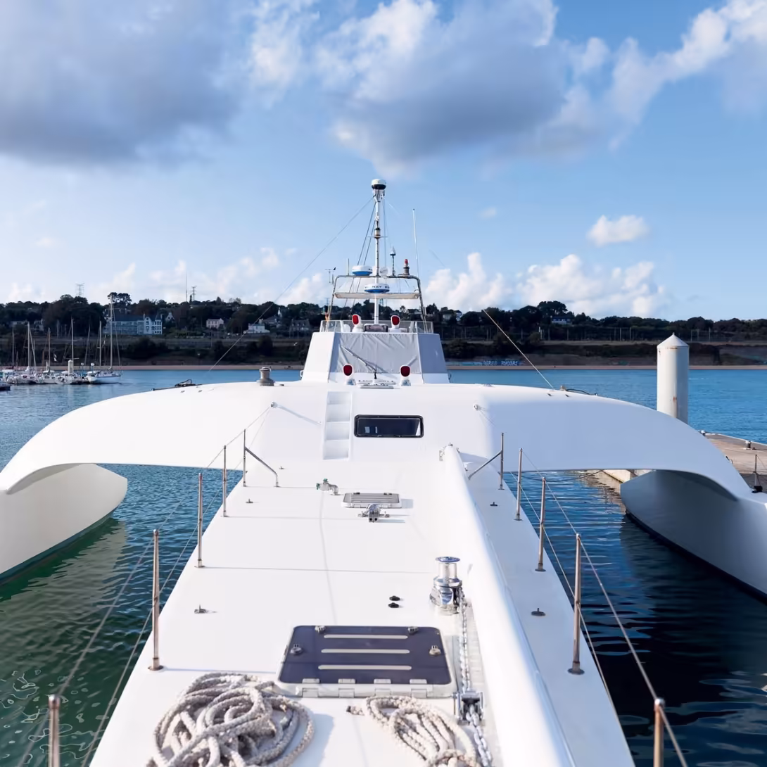 The motor trimaran Ocean Alchemist (now Titaïna Explorer) was designed to provide media coverage of offshore races. Launched in 1998, she measures 100 feet (30 m) in length and 40 feet (12 m) in the beam. Her low fuel consumption combined with tanks hold
