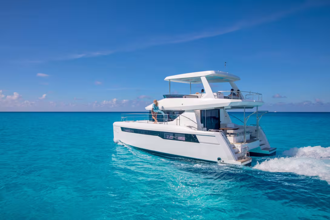 The two, fairly wide sugarscoops offer easy access to the powercat. Too bad that no  central aft platform is proposed.
