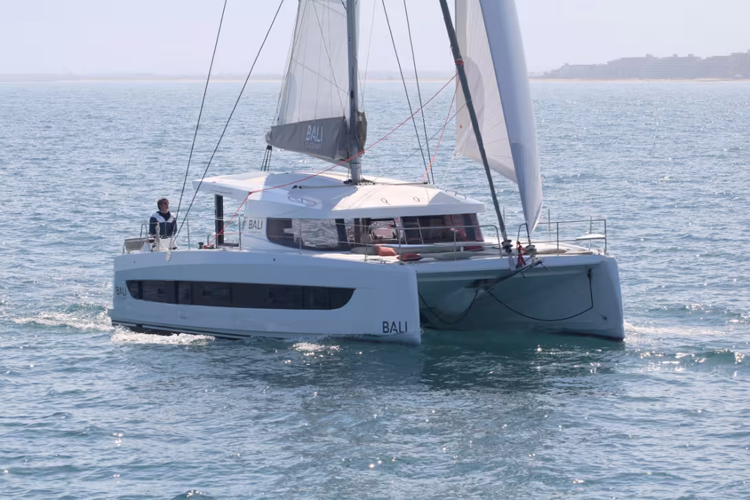 The Bali Catsmart is lively under sail, even in light airs: an excellent surprise!