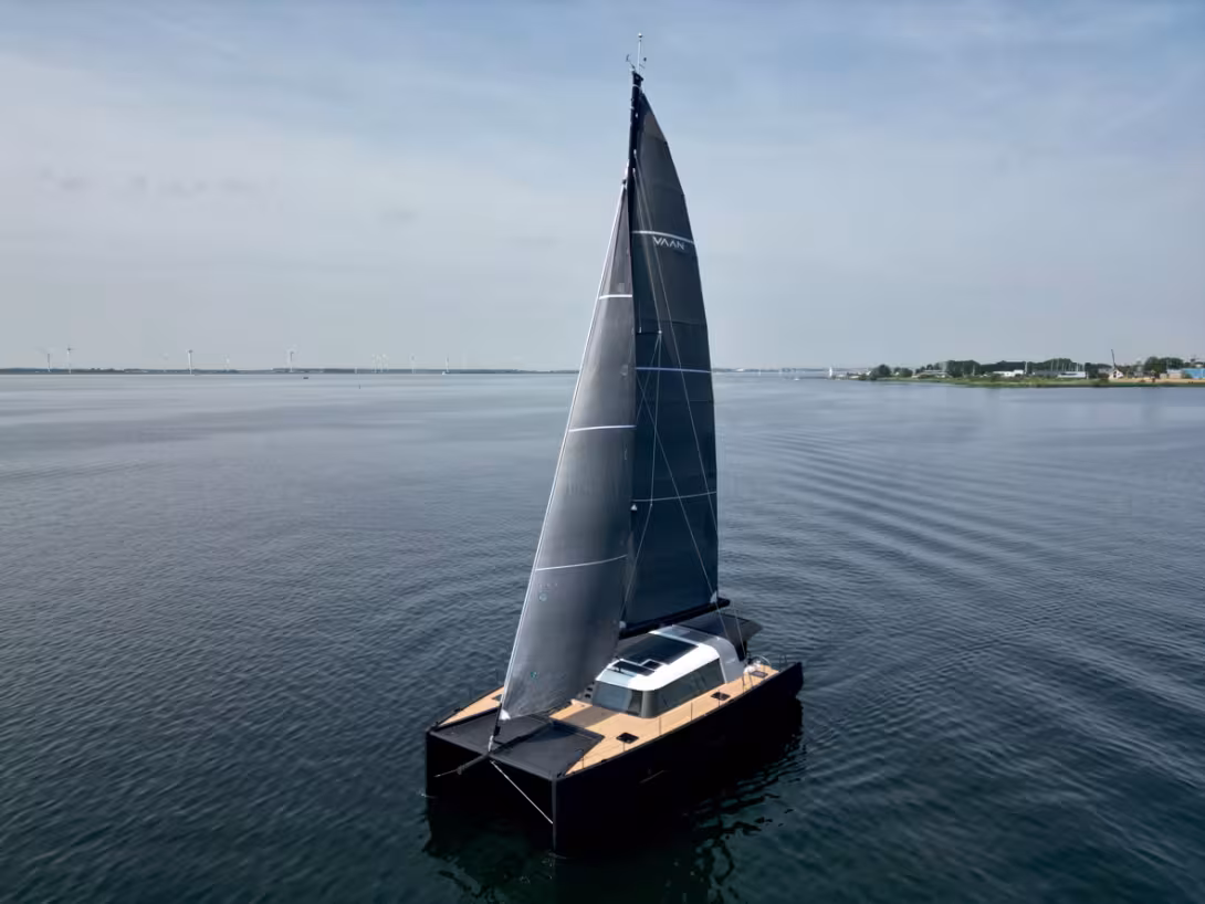 With its resolutely modern design inspired by the world of motor yachting, the Vaan R5 won’t go unnoticed on the water. However, nothing betrays the aluminum construction...