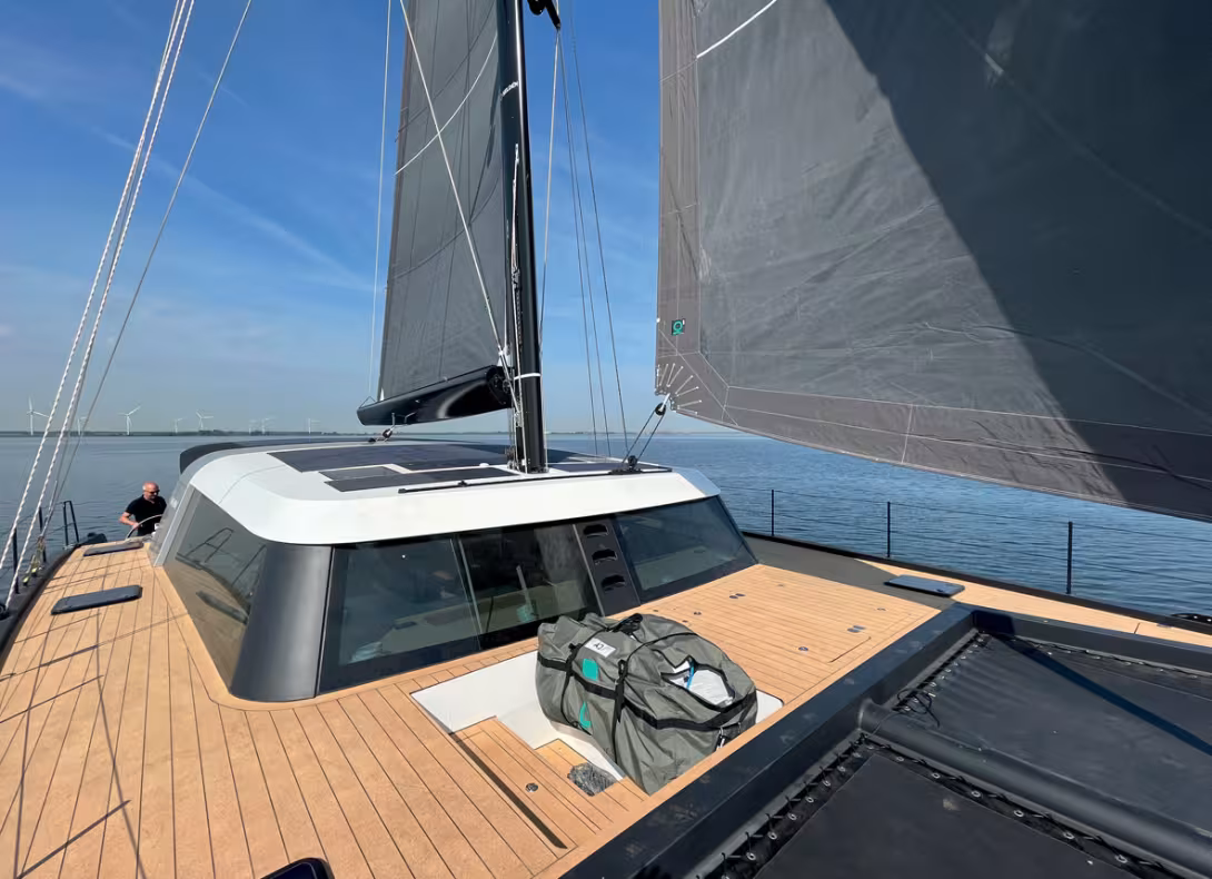 The cork deck is extremely comfortable underfoot and contrasts elegantly with the black of the hull. As a material, it offers excellent insulation as well as being a truly ecological product. Note the integrated steps for easy access to the coachroof - th