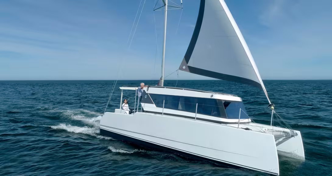 The naval architecture of the HopYacht 30 is by Du Toit Yacht Design, who also designs Balance catamarans. But here the style is more reminiscent of large electric powercats.