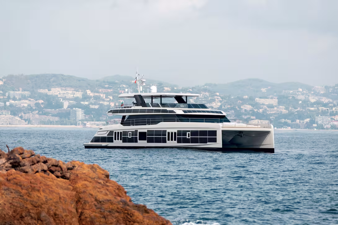 The immense area of photovoltaic cells, spread over the hulls and superstructure, means that the batteries can be recharged in all circumstances. In light clouds or white skies, as in this case, a few hundred kW will still be generated. That’s more than