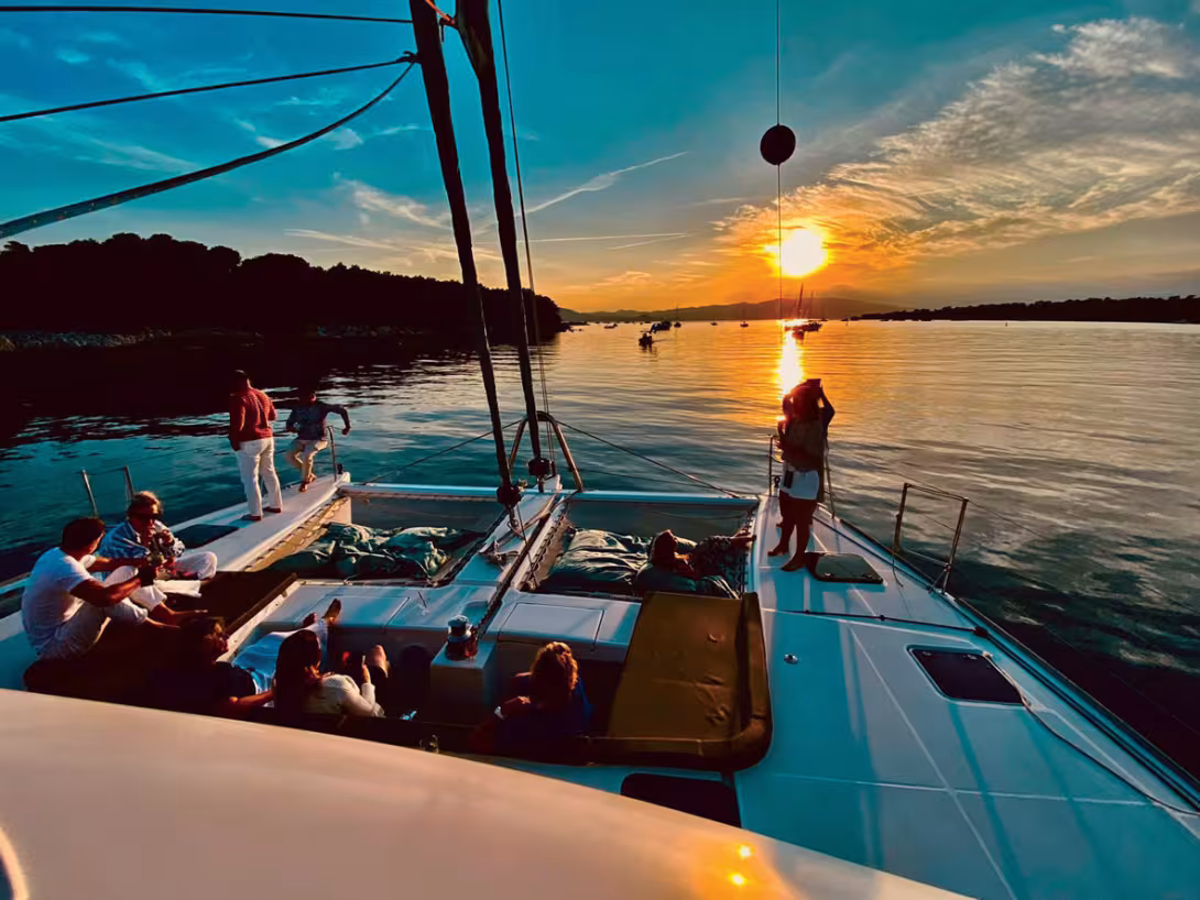 In fine weather, as soon as the sun goes down, the thermal wind dies down, and the evening can begin!