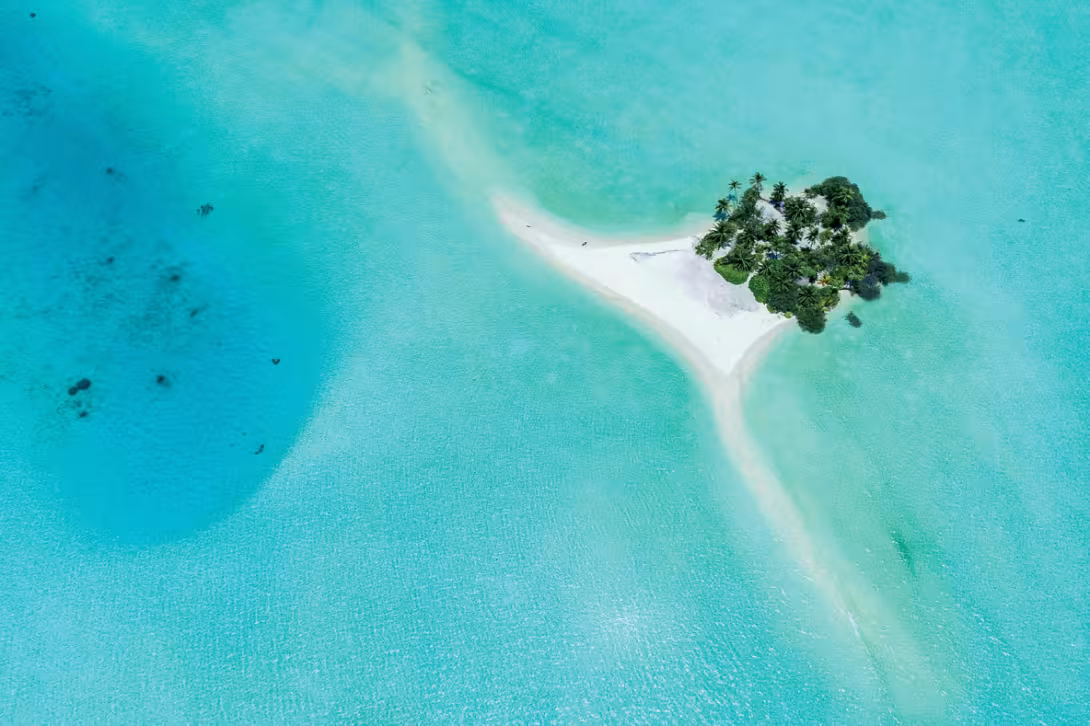 A few sandy islets have been taken over by coconut palms; they can be reached by dinghy.