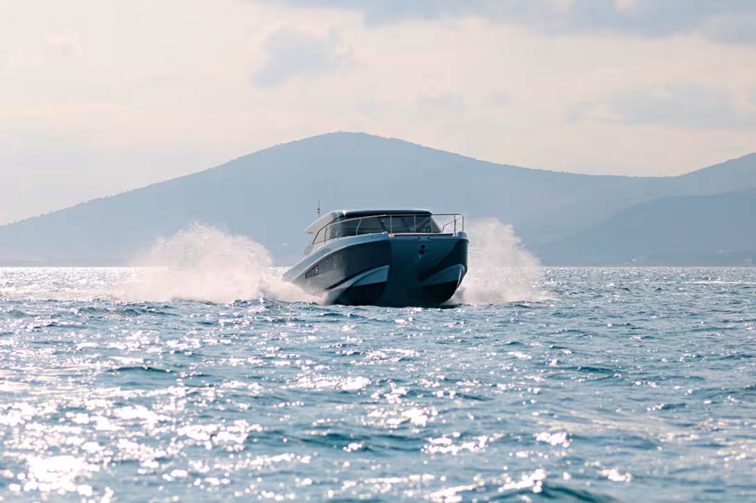 Despite its short length and substantial  freeboard, the Makai M37 is still very elegant - a fine stroke of genius without doubt!