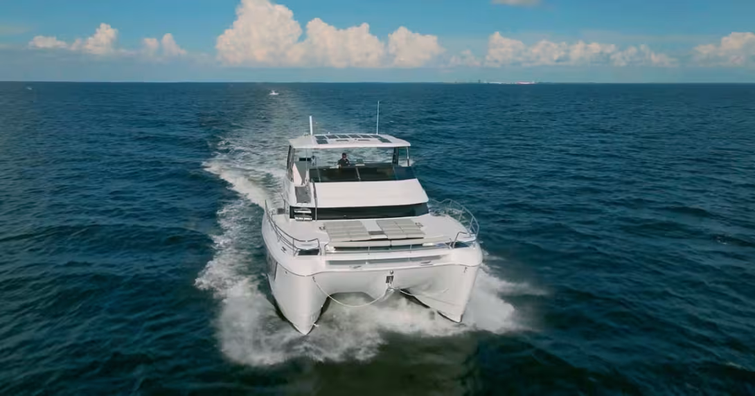 From the bow, the thickness of the nacelle is impressive, a great promise for the catamaran’s habitability.