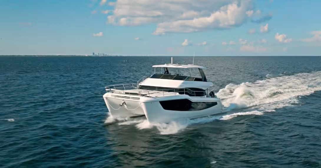 Once on the plane, the Aquila 50 greatly reduces its wetted surface, and its very high bow offers effective protection, even in choppy waters.