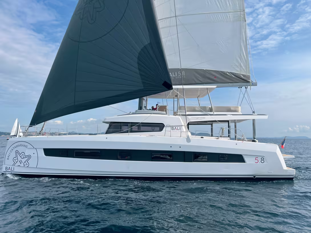 The aft cockpit transformed into an open-space lounge is the concept behind the Bali brand, founded by Olivier Poncin in 2014.