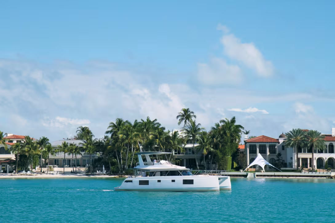 Miami Beach boasts one of the world’s most famous Art Deco neighborhoods, and a visit is a true  immersion in this  distinctive architectural world.