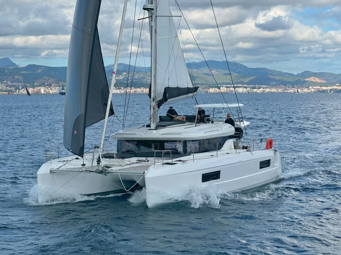 The rapidly widening bows above the waterline don’t seem to slow the Lagoon 43 down at all, which here is easily exceeding 8 knots, provided there’s sufficient breeze.