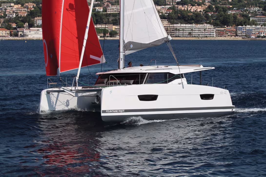 Seen from the outside, the Isla 40 is distinguished from its predecessor by its inverted bows.