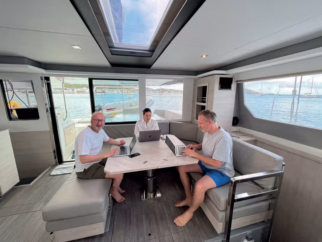 It’s true that sailing often means cutting yourself off from life on land and putting your professional activity on hold... but it doesn’t have to be that way! And right now, there’s no better way to get connected at sea than  with Starlink.