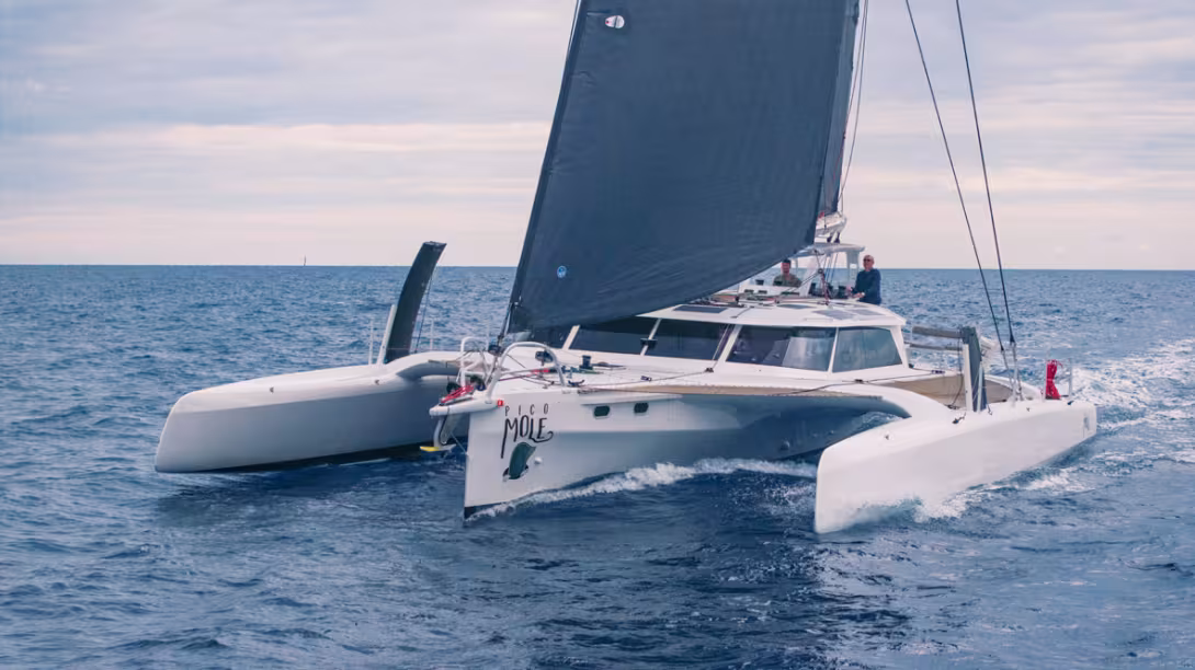 Reduced wetted surface and weight, but a wide deck that incorporates a spacious living cell: the Rapido 53XS unquestionably represents a novel approach to the world of blue water multihull cruising.