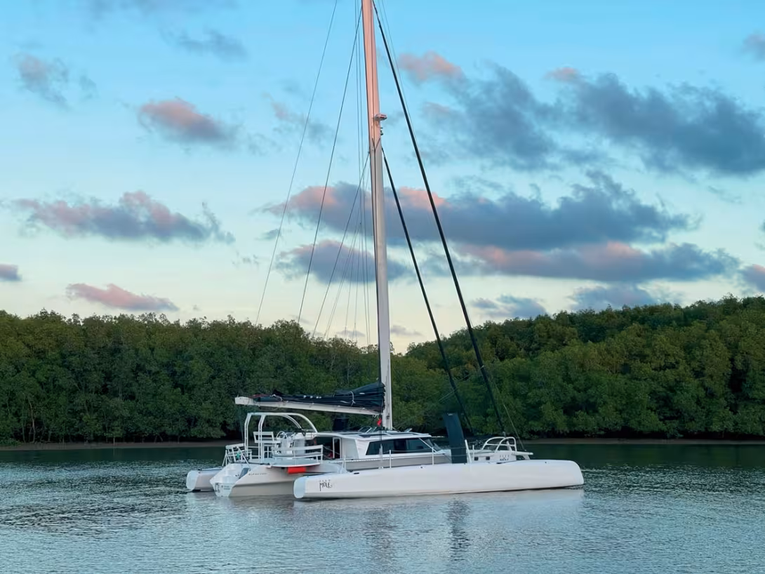 Looking from the outside, the living quarters  remain discreet. The in-house-built rotating wing mast contributes greatly to the remarkable performance of this extraordinary trimaran.