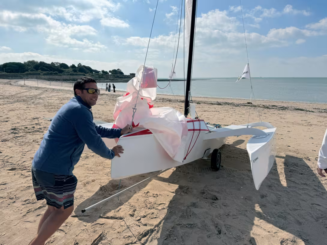 Weighing less than 220 lbs (100 kg), this small trimaran can be launched single-handed.