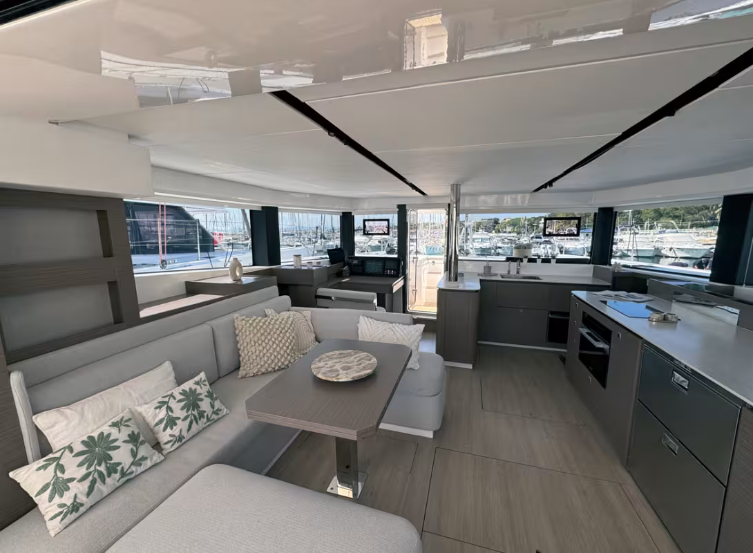 As for the interior, there is no difference between a Leopard 46 with diesel engines and this Electric Drive version.