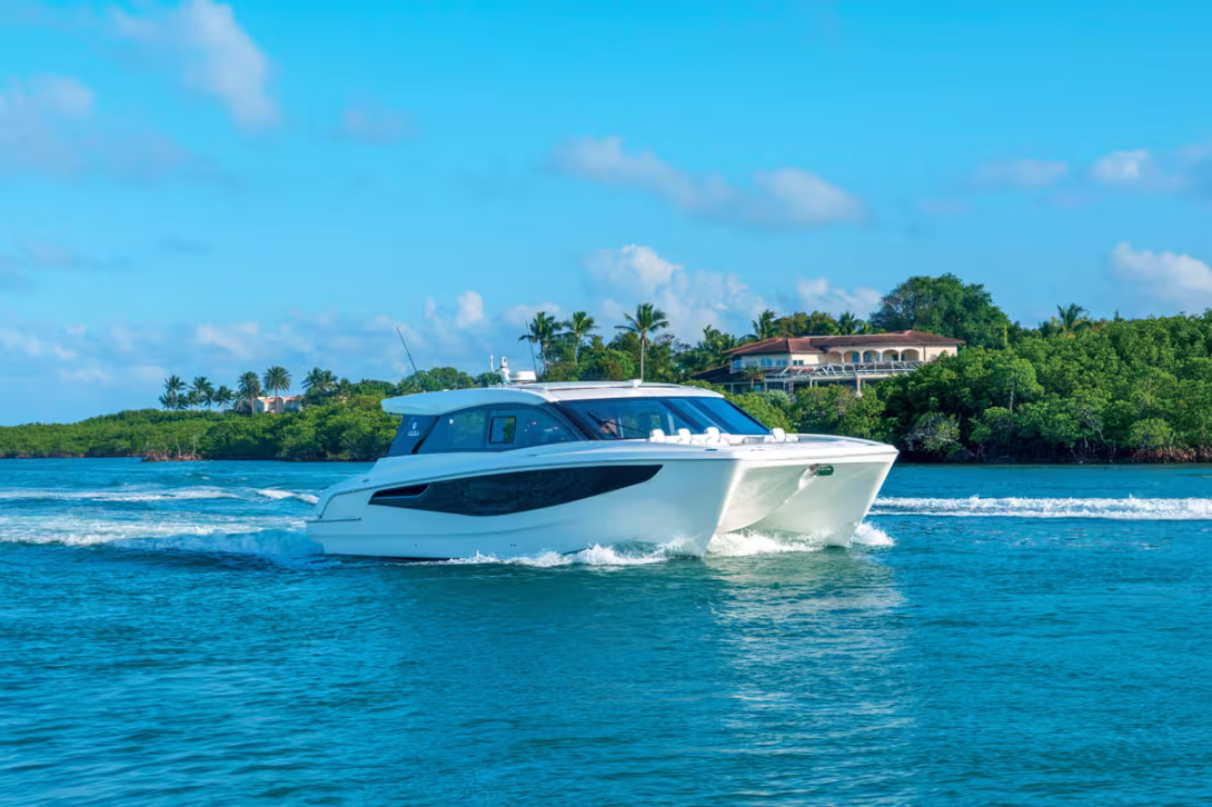The 46 Coupe immediately displays a sporty line, rather unusual for a powercat of this size.