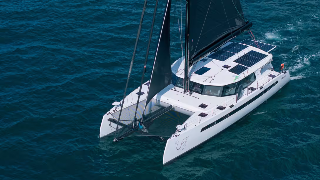 The 580 has sharp bows and an elegant overall design. The black and white finish is as stylish as it is understated.