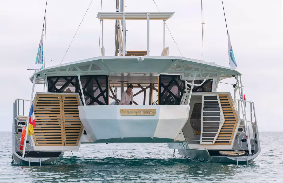 Very low sugarscoops and watertight doors providing access to the interior of the hulls: this is one of the countless architectural originalities of the Tortue, along with the balcony cockpit!