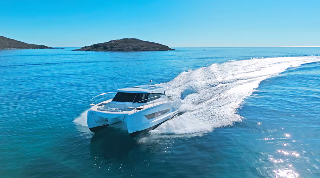 Optimal cruising speed is 15 to 17 knots, shortly after getting up on the plane.