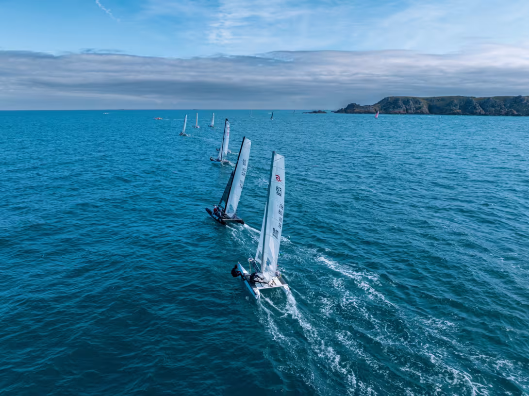 The nineteen F18 catamarans that completed the event enjoyed optimal weather conditions over the 175 nautical miles of the course.