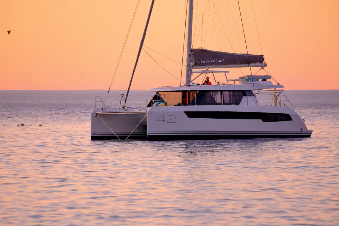 The design, inspired by the Leopard 50, remains modern but lacks a bit of personality.