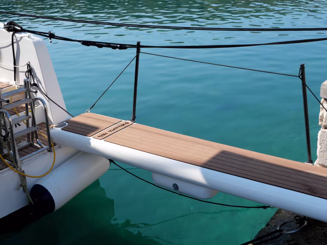 The Tiki Factory gangway is available in 8'2" (2.50 m) and 9'10" (3 m) versions.