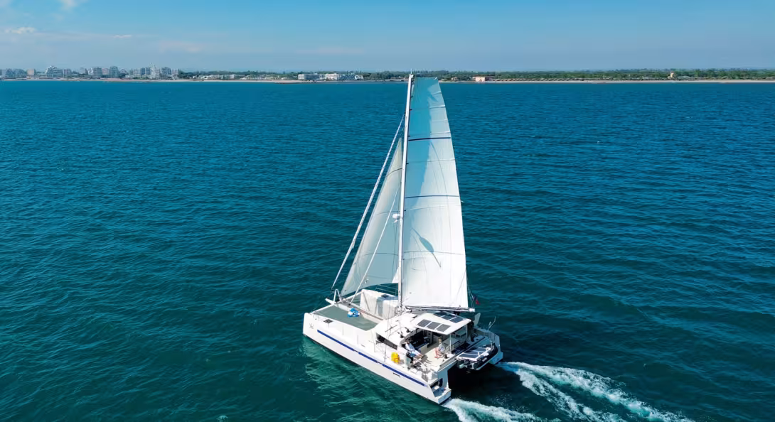 Generously canvassed and lightweight, the TRM 43 doesn’t need much breeze to create a long wake…